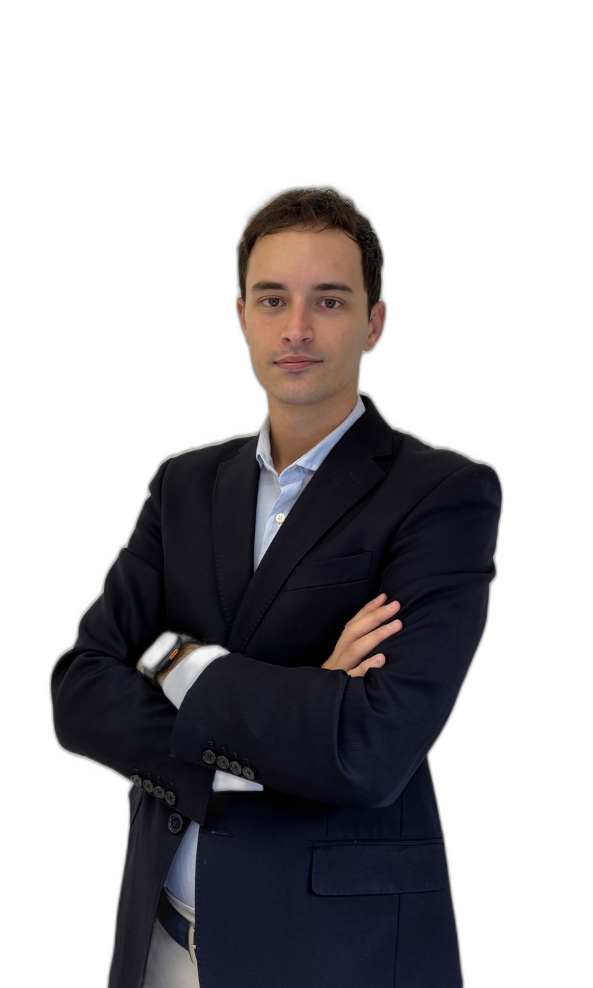 Andrea Torelli, consulente assicurativo, in giacca blu a braccia conserte